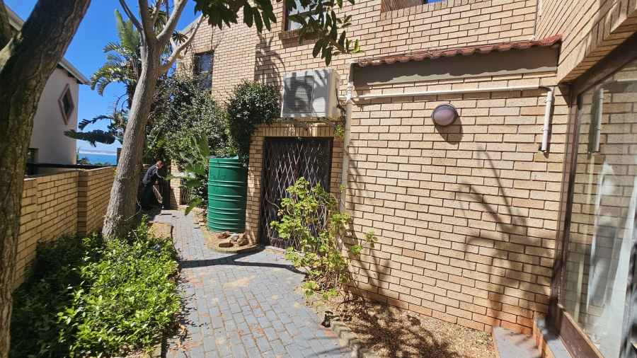 3 Bedroom Property for Sale in Wavecrest Eastern Cape